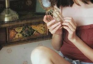 61吃瓜网苹果版，围着中心坐，看瓜的人，难得一见的神仙操作！