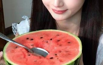 五一吃瓜官网网页版的视频，简直就是官方吃瓜指南，刷爆群聊的那种！